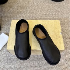 the row 26春夏新款圆头平底简易单鞋!每一季新品都吸引着时髦精的注意,这款小跟鞋一如既往的极简风 the row 26春夏新款圆头平底简易单鞋!每一季新品都吸引着时髦精的注意,这款小跟鞋一如既往的极简风