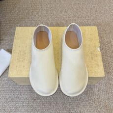 the row 26春夏新款圆头平底简易单鞋!每一季新品都吸引着时髦精的注意,这款小跟鞋一如既往的极简风 the row 26春夏新款圆头平底简易单鞋!每一季新品都吸引着时髦精的注意,这款小跟鞋一如既往的极简风
