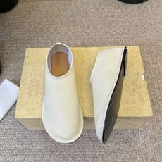 the row 26春夏新款圆头平底简易单鞋!每一季新品都吸引着时髦精的注意,这款小跟鞋一如既往的极简风 the row 26春夏新款圆头平底简易单鞋!每一季新品都吸引着时髦精的注意,这款小跟鞋一如既往的极简风