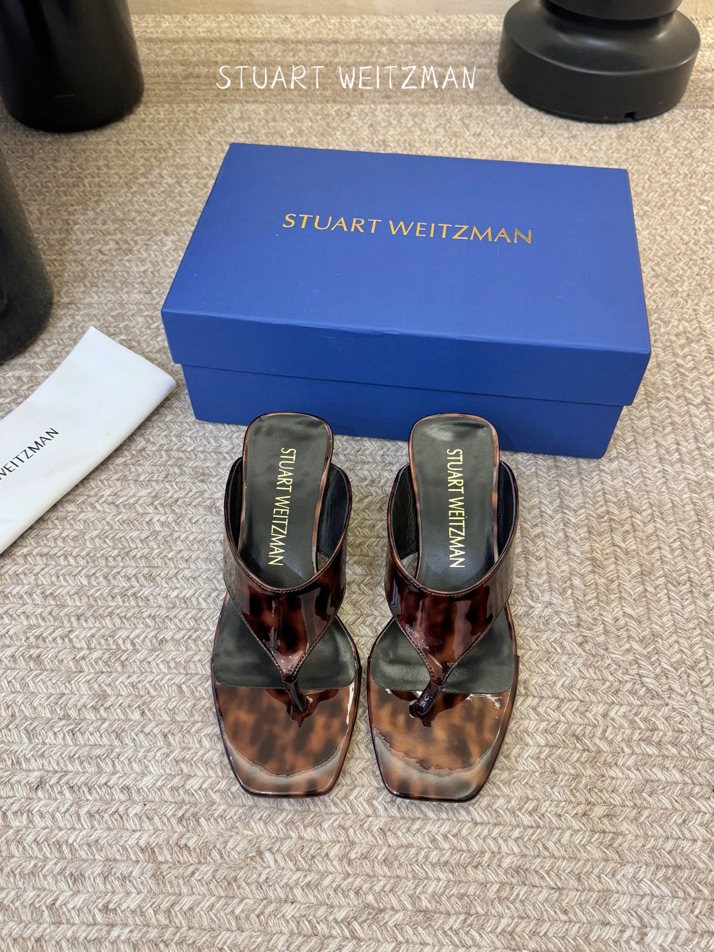 STUART WEITZMAN26春夏新品SW简易坡跟夹脚人字拖鞋｜慵懒贵气的夏日松弛感天花板！ 百搭到