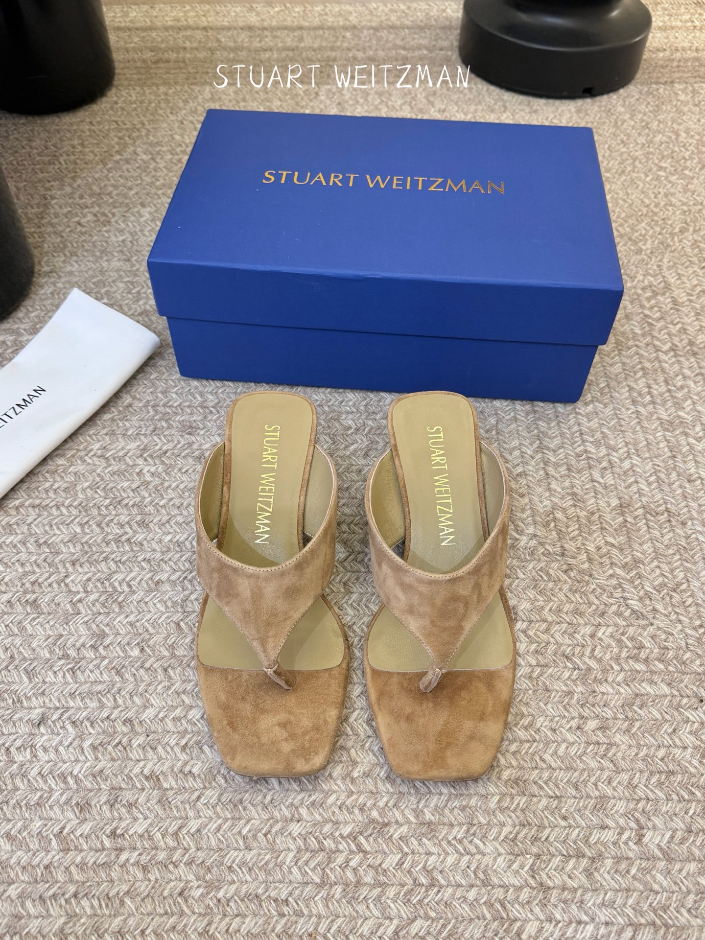 STUART WEITZMAN26春夏新品SW简易坡跟夹脚人字拖鞋｜慵懒贵气的夏日松弛感天花板！ 百搭到
