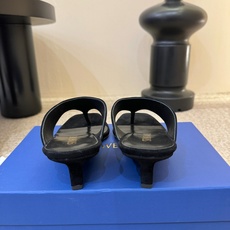 STUART WEITZMAN26春夏新品SW简易坡跟夹脚人字拖鞋|慵懒贵气的夏日松弛感天花板! 百搭到 STUART WEITZMAN26春夏新品SW简易坡跟夹脚人字拖鞋|慵懒贵气的夏日松弛感天花板! 百搭到