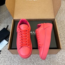 Prad*26ss夏季新款皮革低帮休闲板鞋以利落的廓形搭配细腻皮革材质,把极简美学和休闲氛围完美融合。鞋 Prad*26ss夏季新款皮革低帮休闲板鞋以利落的廓形搭配细腻皮革材质,把极简美学和休闲氛围完美融合。鞋