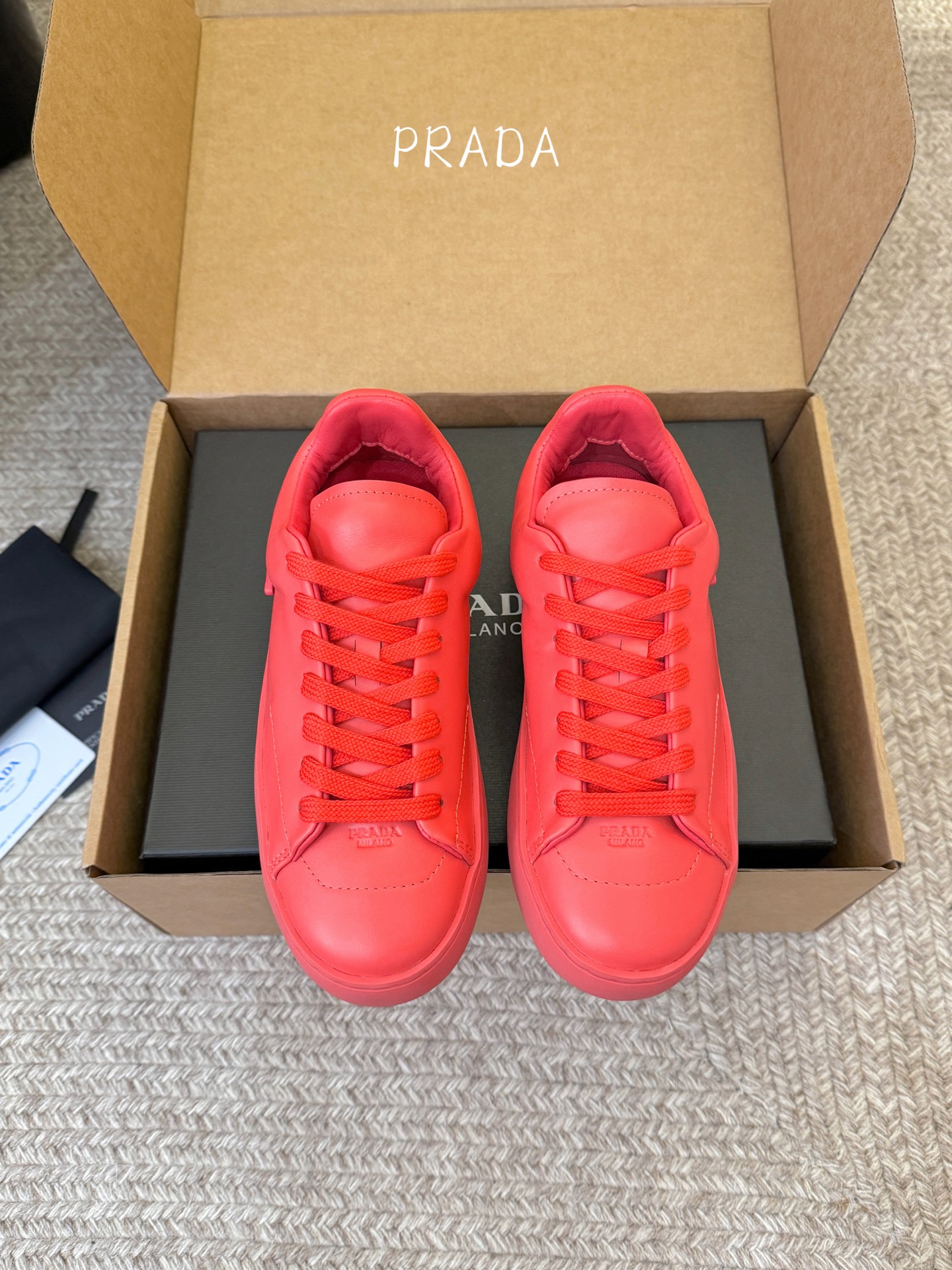 Prad*26ss夏季新款皮革低帮休闲板鞋以利落的廓形搭配细腻皮革材质，把极简美学和休闲氛围完美融合。鞋