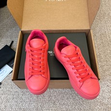 Prad*26ss夏季新款皮革低帮休闲板鞋以利落的廓形搭配细腻皮革材质,把极简美学和休闲氛围完美融合。鞋 Prad*26ss夏季新款皮革低帮休闲板鞋以利落的廓形搭配细腻皮革材质,把极简美学和休闲氛围完美融合。鞋