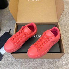 Prad*26ss夏季新款皮革低帮休闲板鞋以利落的廓形搭配细腻皮革材质,把极简美学和休闲氛围完美融合。鞋 Prad*26ss夏季新款皮革低帮休闲板鞋以利落的廓形搭配细腻皮革材质,把极简美学和休闲氛围完美融合。鞋