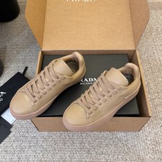 Prad*26ss夏季新款皮革低帮休闲板鞋以利落的廓形搭配细腻皮革材质,把极简美学和休闲氛围完美融合。鞋 Prad*26ss夏季新款皮革低帮休闲板鞋以利落的廓形搭配细腻皮革材质,把极简美学和休闲氛围完美融合。鞋
