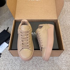 Prad*26ss夏季新款皮革低帮休闲板鞋以利落的廓形搭配细腻皮革材质,把极简美学和休闲氛围完美融合。鞋 Prad*26ss夏季新款皮革低帮休闲板鞋以利落的廓形搭配细腻皮革材质,把极简美学和休闲氛围完美融合。鞋