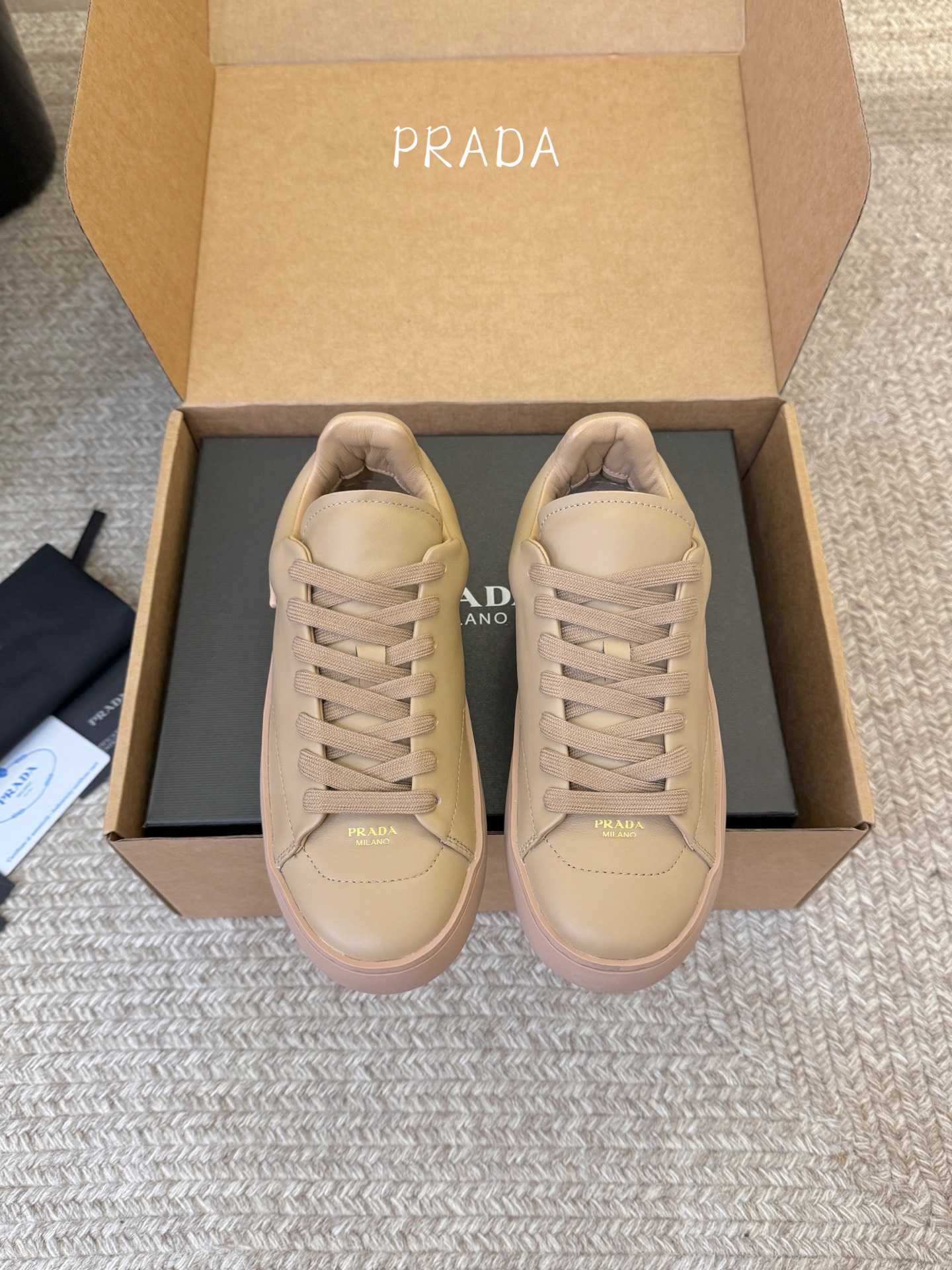 Prad*26ss夏季新款皮革低帮休闲板鞋以利落的廓形搭配细腻皮革材质，把极简美学和休闲氛围完美融合。鞋
