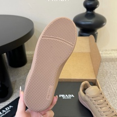 Prad*26ss夏季新款皮革低帮休闲板鞋以利落的廓形搭配细腻皮革材质,把极简美学和休闲氛围完美融合。鞋 Prad*26ss夏季新款皮革低帮休闲板鞋以利落的廓形搭配细腻皮革材质,把极简美学和休闲氛围完美融合。鞋