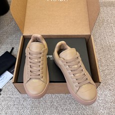 Prad*26ss夏季新款皮革低帮休闲板鞋以利落的廓形搭配细腻皮革材质,把极简美学和休闲氛围完美融合。鞋 Prad*26ss夏季新款皮革低帮休闲板鞋以利落的廓形搭配细腻皮革材质,把极简美学和休闲氛围完美融合。鞋