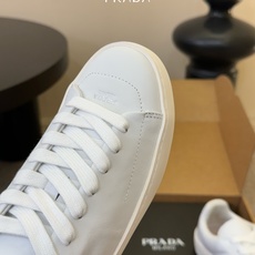 Prad*26ss夏季新款皮革低帮休闲板鞋以利落的廓形搭配细腻皮革材质,把极简美学和休闲氛围完美融合。鞋 Prad*26ss夏季新款皮革低帮休闲板鞋以利落的廓形搭配细腻皮革材质,把极简美学和休闲氛围完美融合。鞋