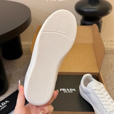 Prad*26ss夏季新款皮革低帮休闲板鞋以利落的廓形搭配细腻皮革材质,把极简美学和休闲氛围完美融合。鞋 Prad*26ss夏季新款皮革低帮休闲板鞋以利落的廓形搭配细腻皮革材质,把极简美学和休闲氛围完美融合。鞋