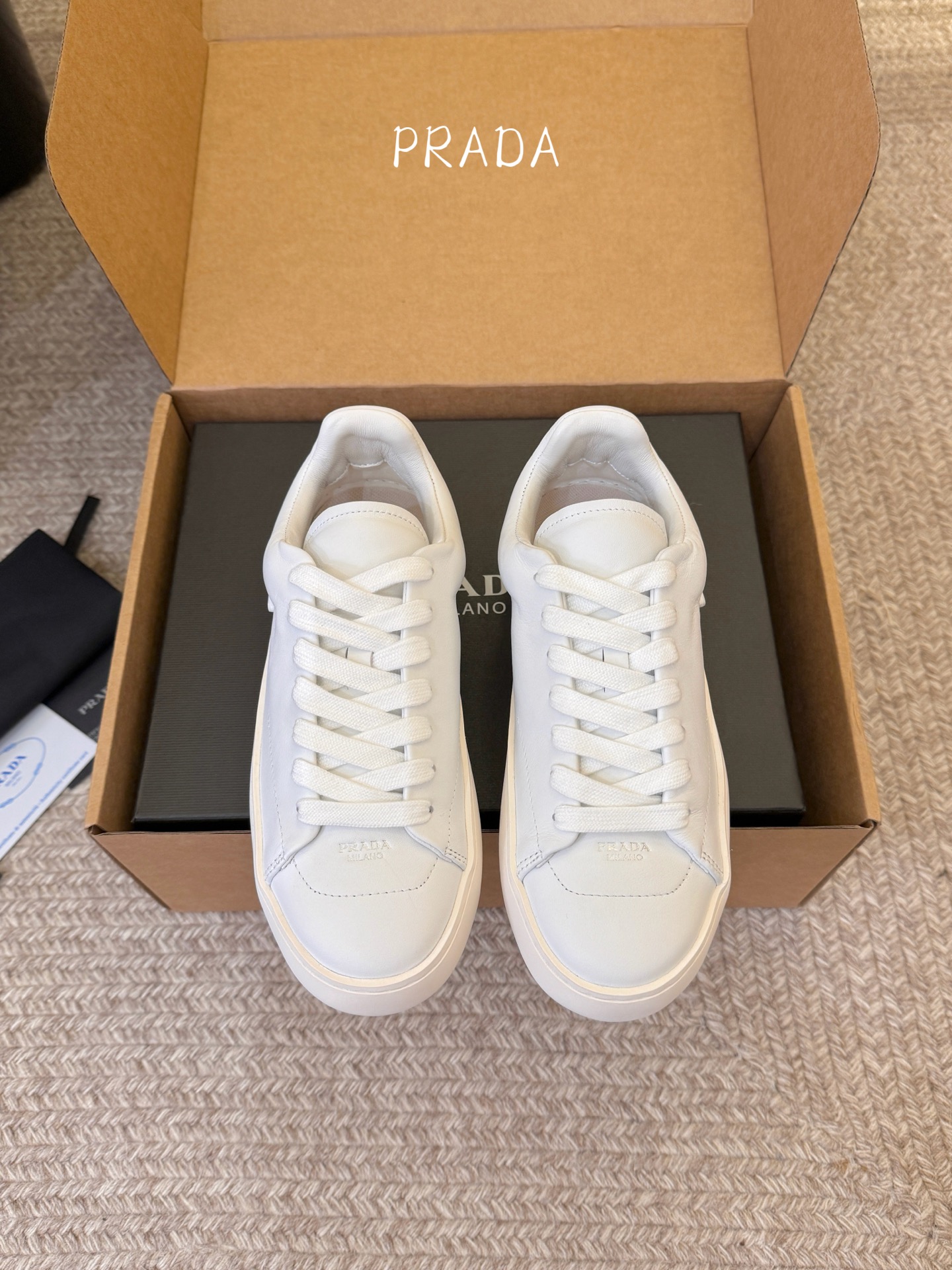 Prad*26ss夏季新款皮革低帮休闲板鞋以利落的廓形搭配细腻皮革材质，把极简美学和休闲氛围完美融合。鞋