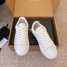 Prad*26ss夏季新款皮革低帮休闲板鞋以利落的廓形搭配细腻皮革材质,把极简美学和休闲氛围完美融合。鞋 Prad*26ss夏季新款皮革低帮休闲板鞋以利落的廓形搭配细腻皮革材质,把极简美学和休闲氛围完美融合。鞋