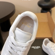 Prad*26ss夏季新款皮革低帮休闲板鞋以利落的廓形搭配细腻皮革材质,把极简美学和休闲氛围完美融合。鞋 Prad*26ss夏季新款皮革低帮休闲板鞋以利落的廓形搭配细腻皮革材质,把极简美学和休闲氛围完美融合。鞋