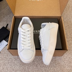 Prad*26ss夏季新款皮革低帮休闲板鞋以利落的廓形搭配细腻皮革材质,把极简美学和休闲氛围完美融合。鞋 Prad*26ss夏季新款皮革低帮休闲板鞋以利落的廓形搭配细腻皮革材质,把极简美学和休闲氛围完美融合。鞋