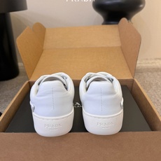 Prad*26ss夏季新款皮革低帮休闲板鞋以利落的廓形搭配细腻皮革材质,把极简美学和休闲氛围完美融合。鞋 Prad*26ss夏季新款皮革低帮休闲板鞋以利落的廓形搭配细腻皮革材质,把极简美学和休闲氛围完美融合。鞋