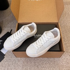 Prad*26ss夏季新款皮革低帮休闲板鞋以利落的廓形搭配细腻皮革材质,把极简美学和休闲氛围完美融合。鞋 Prad*26ss夏季新款皮革低帮休闲板鞋以利落的廓形搭配细腻皮革材质,把极简美学和休闲氛围完美融合。鞋