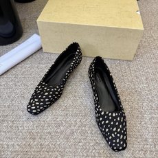 The Row26ss早春新款极简方头单鞋这双方头平底单鞋,把「极简高级」刻进了骨子里软糯细腻的皮质,上 The Row26ss早春新款极简方头单鞋这双方头平底单鞋,把「极简高级」刻进了骨子里软糯细腻的皮质,上