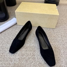 The Row26ss早春新款极简方头单鞋这双方头平底单鞋,把「极简高级」刻进了骨子里软糯细腻的皮质,上 The Row26ss早春新款极简方头单鞋这双方头平底单鞋,把「极简高级」刻进了骨子里软糯细腻的皮质,上