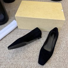 The Row26ss早春新款极简方头单鞋这双方头平底单鞋,把「极简高级」刻进了骨子里软糯细腻的皮质,上 The Row26ss早春新款极简方头单鞋这双方头平底单鞋,把「极简高级」刻进了骨子里软糯细腻的皮质,上