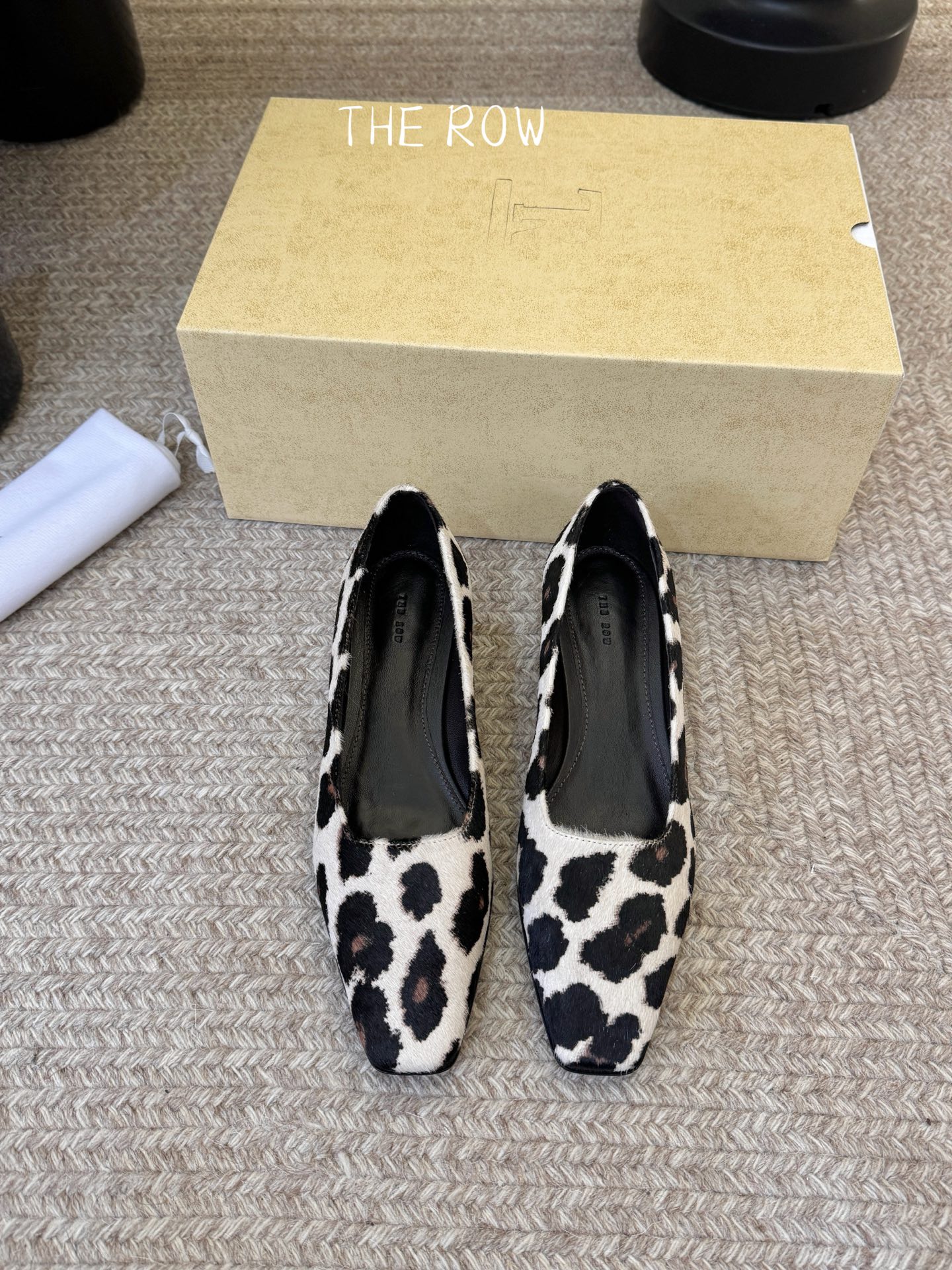 NO:868915,The Row26ss new minimalist square-toe shoes for early spring. These square-toe flat shoes have 'minimalist high-end' engraved in their bones.  The soft and delicate leather makes the upper foot so soft that it feels like stepping on clouds. The square-toe shoe shape does not squeeze the foot, but can also elongate the foot shape quietly and show off the foot. It can be used in all your dressing scenes. Wear it with a suit for commuting and instantly become a capable and intellectual heroine in the workplace. Wear it with a small skirt on a date, and the gentle atmosphere will be full. Wear jeans for daily use, and you can easily feel relaxed and fashionable.  No need to worry about matching, the upper foot has a high-end feel with its own filter, the soft sole is non-slip, and the feet will not be worn out all day long. Comfort and appearance are both online. Wearing low-key luxury on the feet, every step is elegant and calm. The upper is sheepskin, the lining is mixed sheepskin, the outsole is Italian leather, size 35-40 (customized size 40 is non-refundable), single shoes, skirts, jeans, business suit, sheepskin, sheep, Leather soles19860909The Row26ss早春新款极简方头单鞋 这双方头平底单鞋,把「极简高级」刻进了骨子里 软糯细腻的皮质,上脚软到像踩在云朵上,方头鞋型不挤脚,还能悄悄拉长脚型,巨显脚,承包你所有穿搭场景,通勤搭西装,秒变干练知性的职场大女主,约会配小裙子,温柔氛围感直接拉满,日常穿牛仔裤,松弛感时髦信手拈来. 不用费心搭配,上脚就是自带滤镜的高级感,软底防滑,暴走一天都不磨脚,舒适与颜值双在线,把低调奢华穿在脚上,每一步都优雅从容. 鞋面羊京 内里混种羊皮 大底意大利真皮大底 size35-40码（40码定制不退换）,单鞋,skirts,jeans,business suit,sheepskin,sheep,Leather soles,Women's Shoes