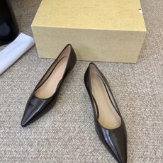 The Row26ss早春新款极简方头单鞋这双方头平底单鞋,把「极简高级」刻进了骨子里软糯细腻的皮质,上 The Row26ss早春新款极简方头单鞋这双方头平底单鞋,把「极简高级」刻进了骨子里软糯细腻的皮质,上