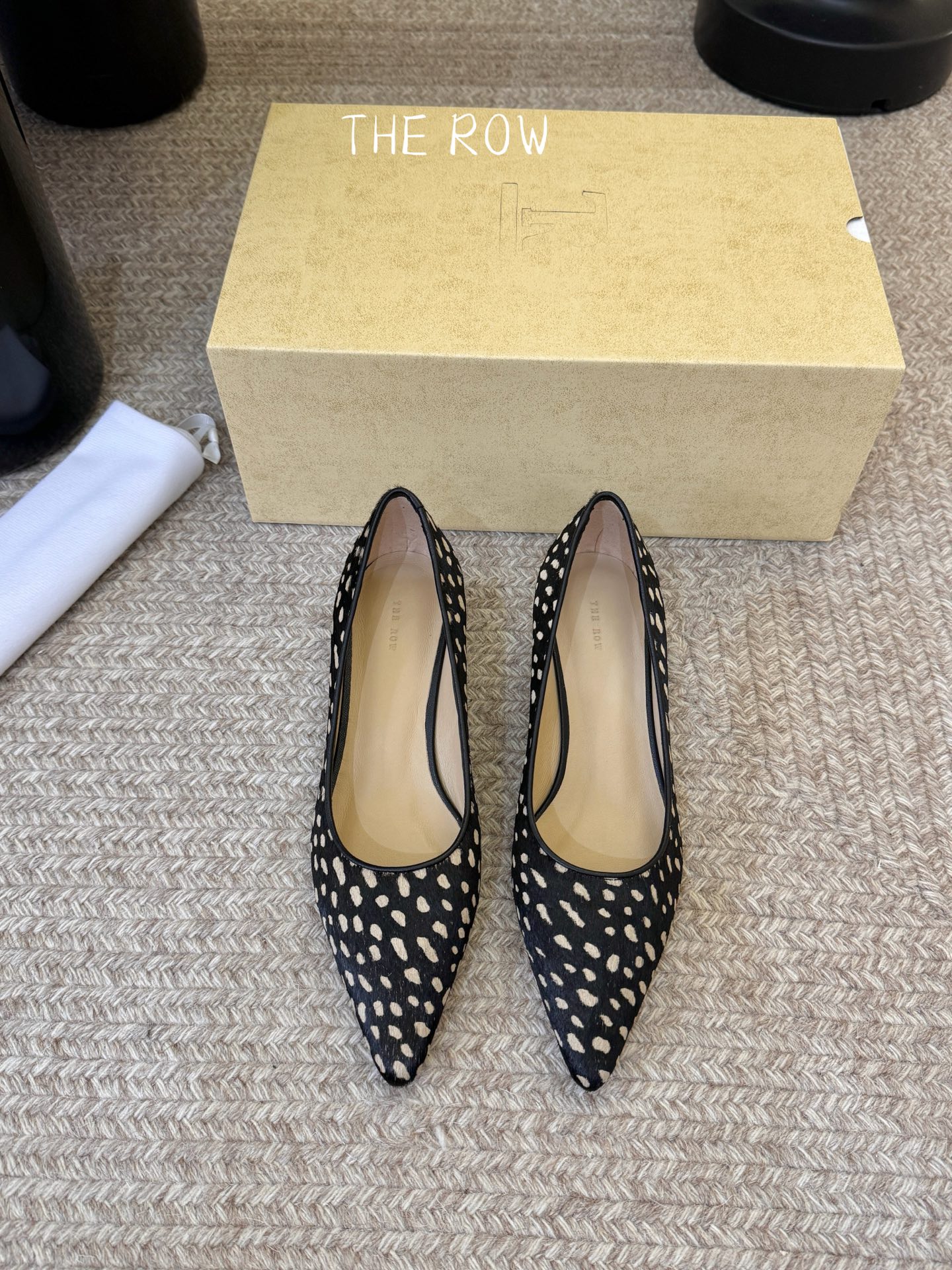 NO:876933,The Row26ss new minimalist square-toe shoes for early spring. These square-toe flat shoes have 'minimalist high-end' engraved in their bones.  The soft and delicate leather makes the upper foot so soft that it feels like stepping on clouds. The square-toe shoe shape does not squeeze the foot, but can also elongate the foot shape quietly and show off the foot. It can be used in all your dressing scenes. Wear it with a suit for commuting and instantly become a capable and intellectual heroine in the workplace. Wear it with a small skirt on a date, and the gentle atmosphere will be full. Wear jeans for daily use, and you can easily feel relaxed and fashionable.  No need to worry about matching, the upper foot has a high-end feel with its own filter, the soft sole is non-slip, and the feet will not be worn out all day long. Comfort and appearance are both online. Wearing low-key luxury on the feet, every step is elegant and calm. The upper is sheepskin, the lining is mixed sheepskin, the outsole is Italian leather, size 35-40 (customized size 40 is non-refundable), single shoes, skirts, jeans, business suit, sheepskin, sheep, Leather soles19860909The Row26ss早春新款极简方头单鞋 这双方头平底单鞋,把「极简高级」刻进了骨子里 软糯细腻的皮质,上脚软到像踩在云朵上,方头鞋型不挤脚,还能悄悄拉长脚型,巨显脚,承包你所有穿搭场景,通勤搭西装,秒变干练知性的职场大女主,约会配小裙子,温柔氛围感直接拉满,日常穿牛仔裤,松弛感时髦信手拈来. 不用费心搭配,上脚就是自带滤镜的高级感,软底防滑,暴走一天都不磨脚,舒适与颜值双在线,把低调奢华穿在脚上,每一步都优雅从容. 鞋面羊京 内里混种羊皮 大底意大利真皮大底 size35-40码（40码定制不退换）,单鞋,skirts,jeans,business suit,sheepskin,sheep,Leather soles,Women's Shoes
