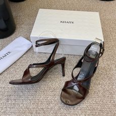 KHAIT*26ss夏季新款交叉绑带高跟凉鞋这双交叉绑带高跟凉鞋,把品牌标志性的极简美学和性感氛围平衡得 KHAIT*26ss夏季新款交叉绑带高跟凉鞋这双交叉绑带高跟凉鞋,把品牌标志性的极简美学和性感氛围平衡得