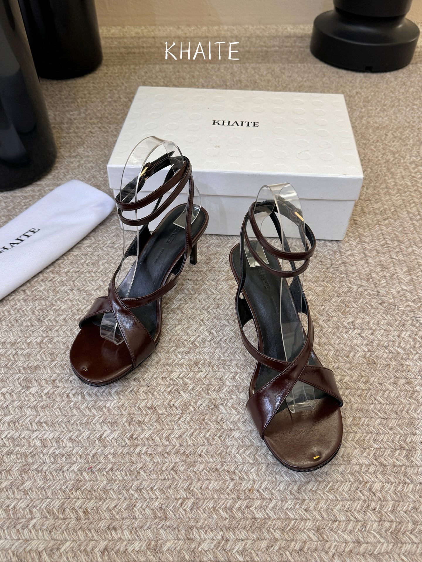 KHAIT*26ss夏季新款交叉绑带高跟凉鞋这双交叉绑带高跟凉鞋,把品牌标志性的极简美学和性感氛围平衡得 KHAIT*26ss夏季新款交叉绑带高跟凉鞋这双交叉绑带高跟凉鞋,把品牌标志性的极简美学和性感氛围平衡得