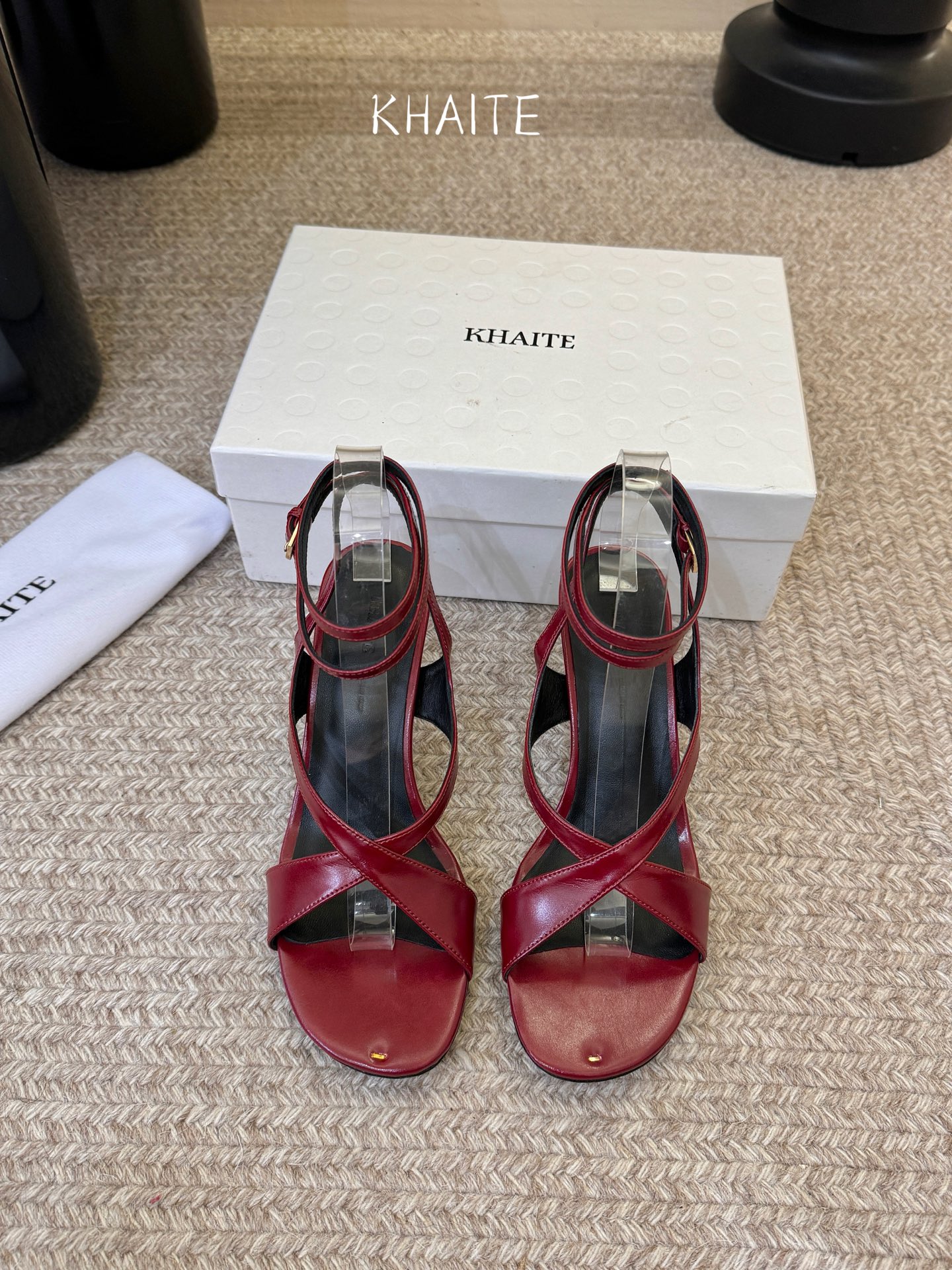 KHAIT*26ss夏季新款交叉绑带高跟凉鞋这双交叉绑带高跟凉鞋，把品牌标志性的极简美学和性感氛围平衡得