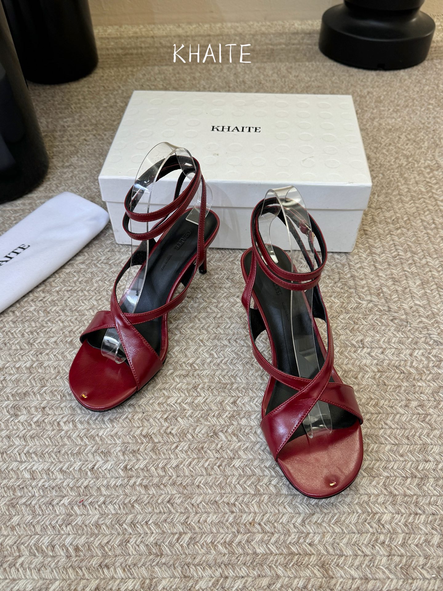 KHAIT*26ss夏季新款交叉绑带高跟凉鞋这双交叉绑带高跟凉鞋,把品牌标志性的极简美学和性感氛围平衡得 KHAIT*26ss夏季新款交叉绑带高跟凉鞋这双交叉绑带高跟凉鞋,把品牌标志性的极简美学和性感氛围平衡得