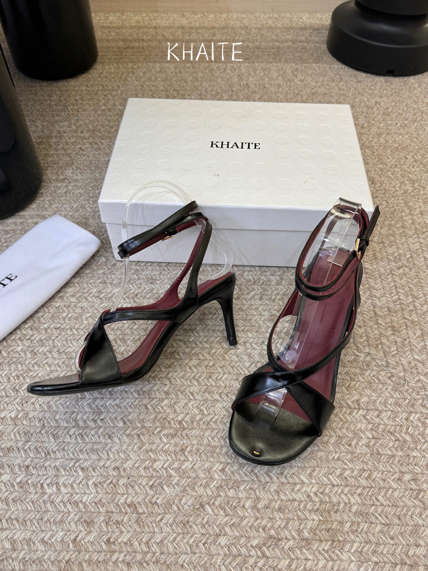 KHAIT*26ss夏季新款交叉绑带高跟凉鞋这双交叉绑带高跟凉鞋,把品牌标志性的极简美学和性感氛围平衡得 KHAIT*26ss夏季新款交叉绑带高跟凉鞋这双交叉绑带高跟凉鞋,把品牌标志性的极简美学和性感氛围平衡得