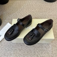 Unfoli*夏季新款流苏玛丽珍乐福鞋采用做旧皮革与反绒皮拼接打造,复古圆头搭配鞋身的流苏细节,自带学院 Unfoli*夏季新款流苏玛丽珍乐福鞋采用做旧皮革与反绒皮拼接打造,复古圆头搭配鞋身的流苏细节,自带学院