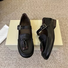 Unfoli*夏季新款流苏玛丽珍乐福鞋采用做旧皮革与反绒皮拼接打造,复古圆头搭配鞋身的流苏细节,自带学院 Unfoli*夏季新款流苏玛丽珍乐福鞋采用做旧皮革与反绒皮拼接打造,复古圆头搭配鞋身的流苏细节,自带学院