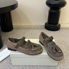 Unfoli*夏季新款流苏玛丽珍乐福鞋采用做旧皮革与反绒皮拼接打造,复古圆头搭配鞋身的流苏细节,自带学院 Unfoli*夏季新款流苏玛丽珍乐福鞋采用做旧皮革与反绒皮拼接打造,复古圆头搭配鞋身的流苏细节,自带学院