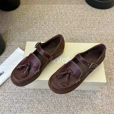 Unfoli*夏季新款流苏玛丽珍乐福鞋采用做旧皮革与反绒皮拼接打造,复古圆头搭配鞋身的流苏细节,自带学院 Unfoli*夏季新款流苏玛丽珍乐福鞋采用做旧皮革与反绒皮拼接打造,复古圆头搭配鞋身的流苏细节,自带学院