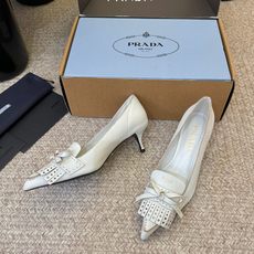 Prad*26ss早春新款尖头一字带高跟凉鞋尖头设计能修饰脚型、拉长腿部线条,后绊带则增添了轻盈感与透气 Prad*26ss早春新款尖头一字带高跟凉鞋尖头设计能修饰脚型、拉长腿部线条,后绊带则增添了轻盈感与透气