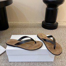 The RoW 𝟐𝟔𝐀𝐖春夏新品TR极简风沙滩平底夹脚人字拖鞋|极简松弛日常 高级与随性格调融入鞋履 每 The RoW 𝟐𝟔𝐀𝐖春夏新品TR极简风沙滩平底夹脚人字拖鞋|极简松弛日常 高级与随性格调融入鞋履 每