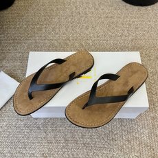 The RoW 𝟐𝟔𝐀𝐖春夏新品TR极简风沙滩平底夹脚人字拖鞋|极简松弛日常 高级与随性格调融入鞋履 每 The RoW 𝟐𝟔𝐀𝐖春夏新品TR极简风沙滩平底夹脚人字拖鞋|极简松弛日常 高级与随性格调融入鞋履 每