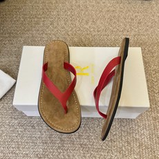 The RoW 𝟐𝟔𝐀𝐖春夏新品TR极简风沙滩平底夹脚人字拖鞋|极简松弛日常 高级与随性格调融入鞋履 每 The RoW 𝟐𝟔𝐀𝐖春夏新品TR极简风沙滩平底夹脚人字拖鞋|极简松弛日常 高级与随性格调融入鞋履 每