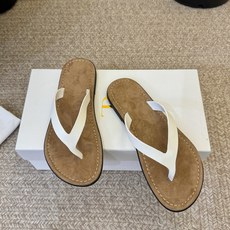 The RoW 𝟐𝟔𝐀𝐖春夏新品TR极简风沙滩平底夹脚人字拖鞋|极简松弛日常 高级与随性格调融入鞋履 每 The RoW 𝟐𝟔𝐀𝐖春夏新品TR极简风沙滩平底夹脚人字拖鞋|极简松弛日常 高级与随性格调融入鞋履 每