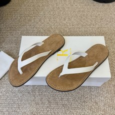 The RoW 𝟐𝟔𝐀𝐖春夏新品TR极简风沙滩平底夹脚人字拖鞋|极简松弛日常 高级与随性格调融入鞋履 每 The RoW 𝟐𝟔𝐀𝐖春夏新品TR极简风沙滩平底夹脚人字拖鞋|极简松弛日常 高级与随性格调融入鞋履 每