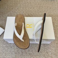 The RoW 𝟐𝟔𝐀𝐖春夏新品TR极简风沙滩平底夹脚人字拖鞋|极简松弛日常 高级与随性格调融入鞋履 每 The RoW 𝟐𝟔𝐀𝐖春夏新品TR极简风沙滩平底夹脚人字拖鞋|极简松弛日常 高级与随性格调融入鞋履 每