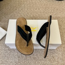 The RoW 𝟐𝟔𝐀𝐖春夏新品TR极简风沙滩平底夹脚人字拖鞋|极简松弛日常 高级与随性格调融入鞋履 每 The RoW 𝟐𝟔𝐀𝐖春夏新品TR极简风沙滩平底夹脚人字拖鞋|极简松弛日常 高级与随性格调融入鞋履 每