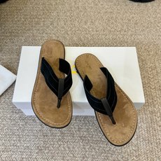 The RoW 𝟐𝟔𝐀𝐖春夏新品TR极简风沙滩平底夹脚人字拖鞋|极简松弛日常 高级与随性格调融入鞋履 每 The RoW 𝟐𝟔𝐀𝐖春夏新品TR极简风沙滩平底夹脚人字拖鞋|极简松弛日常 高级与随性格调融入鞋履 每