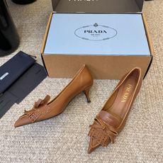 Prad*26ss早春新款尖头一字带高跟凉鞋尖头设计能修饰脚型、拉长腿部线条,后绊带则增添了轻盈感与透气 Prad*26ss早春新款尖头一字带高跟凉鞋尖头设计能修饰脚型、拉长腿部线条,后绊带则增添了轻盈感与透气