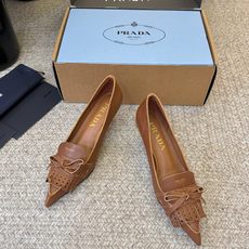 Prad*26ss早春新款尖头一字带高跟凉鞋尖头设计能修饰脚型、拉长腿部线条,后绊带则增添了轻盈感与透气 Prad*26ss早春新款尖头一字带高跟凉鞋尖头设计能修饰脚型、拉长腿部线条,后绊带则增添了轻盈感与透气
