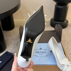 Prad*26ss早春新款尖头一字带高跟凉鞋尖头设计能修饰脚型、拉长腿部线条,后绊带则增添了轻盈感与透气 Prad*26ss早春新款尖头一字带高跟凉鞋尖头设计能修饰脚型、拉长腿部线条,后绊带则增添了轻盈感与透气